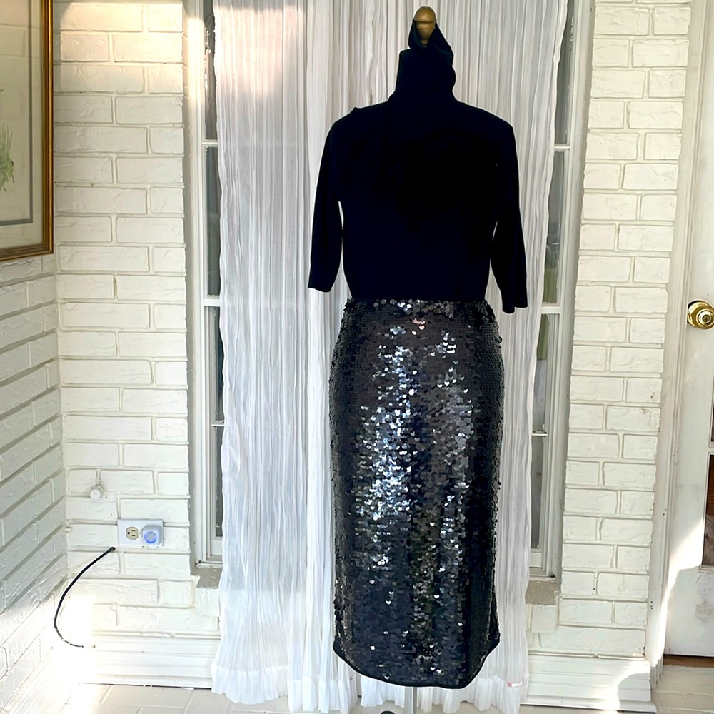 Black sequined midi skirt never worn. Size small